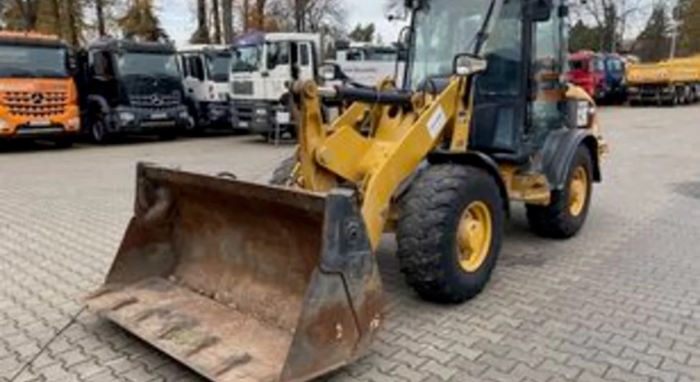 Caterpillar 906 Compact · 4.450 horas · compacta